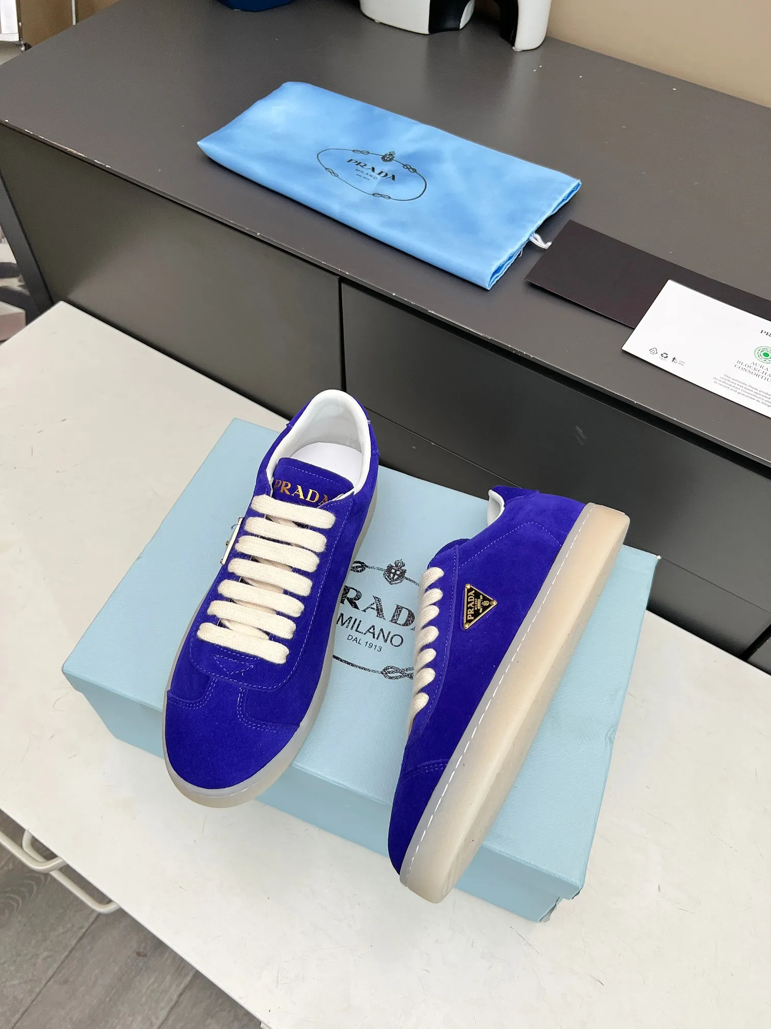 👟👟Ex-factory price 480👟👟 2024 Prada/Prada "couples" metal logo decorated Lane leather sneakers. This sneaker is fashionable and simple, showing the full integration of minimalist style and sports personality. Easy to wear and durable, artistic retro style. Leather material: original imported cowhide. Lining: sheepskin lining. Shoe logo: enamel-coated triangular metal logo. Size: 35-45 (female 41, male 45, custom-made, non-returnable).